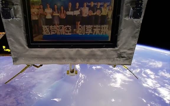 深空文創影像在軌播放:「有戲號」飛越太平洋,屏幕與地球弧線同框